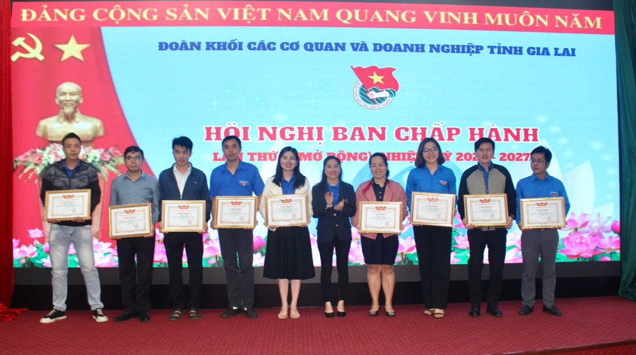 Ban Chấp hành Đoàn khối tặng giấy khen cho các tập thể, cá nhân có thành tích xuất sắc trong công tác Đoàn và phong trào thanh niên năm 2022. Ảnh: Phan Lài Ban Chấp hành Đoàn khối tặng giấy khen cho các tập thể, cá nhân có thành tích xuất sắc trong công tác Đoàn và phong trào thanh niên năm 2022. Ảnh: Phan Lài