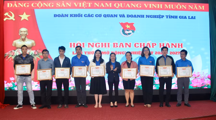 Ban Chấp hành Đoàn khối tặng giấy khen cho các tập thể, cá nhân có thành tích xuất sắc trong công tác Đoàn và phong trào thanh niên năm 2022. Ảnh: Phan Lài