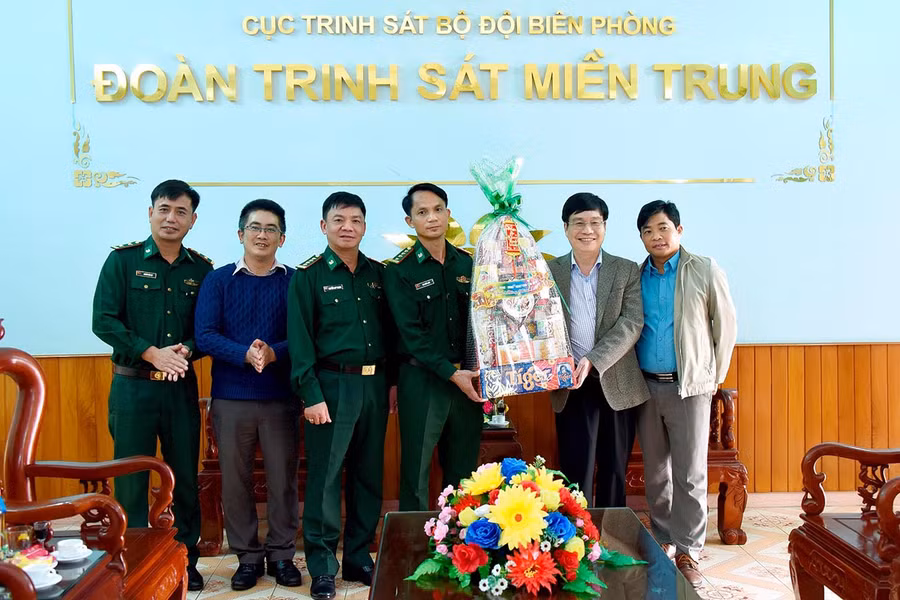 Trưởng ban Tổ chức Tỉnh ủy Huỳnh Quang Thái tặng quà và chúc mừng năm mới Đoàn Trinh sát miền Trung. Ảnh: Đức Thụy