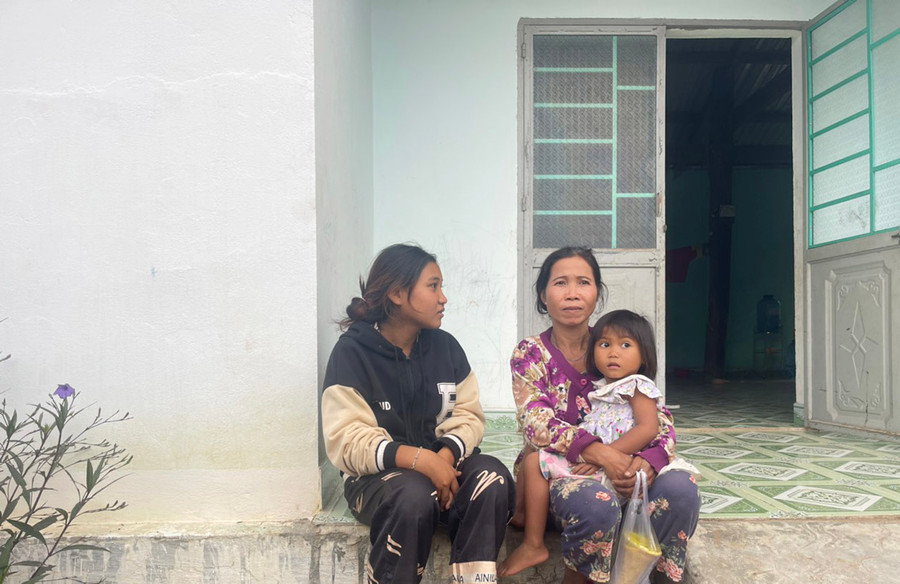 Em Rô H'Nhai (bìa trái, SN 2006) cùng mẹ buồn rầu khi nghĩ về tương lai khó khăn trước mắt. Ảnh: Vũ Chi Em Rô HNhai (bìa trái, SN 2006) cùng mẹ buồn rầu khi nghĩ về tương lai khó khăn trước mắt. Ảnh: Vũ Chi