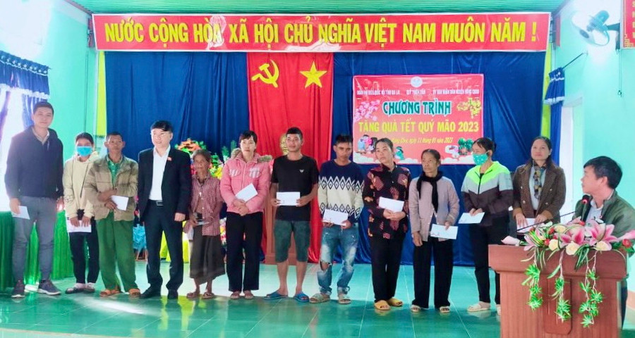 Đoàn công tác trao quà cho các hộ nghèo, hộ có hoàn cảnh đặc biệt khó khăn trên địa bàn huyện Kông Chro. Ảnh: Nguyên Ngọ (GLO)- Ngày 11-1, Đoàn đại biểu Quốc hội tỉnh Gia Lai do bà Siu Hương-Tỉnh uỷ viên, Phó Trưởng Đoàn đại biểu Quốc hội tỉnh Gia Lai làm trưởng đoàn đã phối hợp với Quỹ Thiện Tâm của Tập đoàn VinGroup tổ chức tặng quà cho các hộ nghèo, hộ có hoàn cảnh đặc biệt khó khăn trên địa bàn huyện Kông Chro nhân dịp Tết Nguyên đán Quý Mão 2023. Ảnh: Nguyên Ngọ