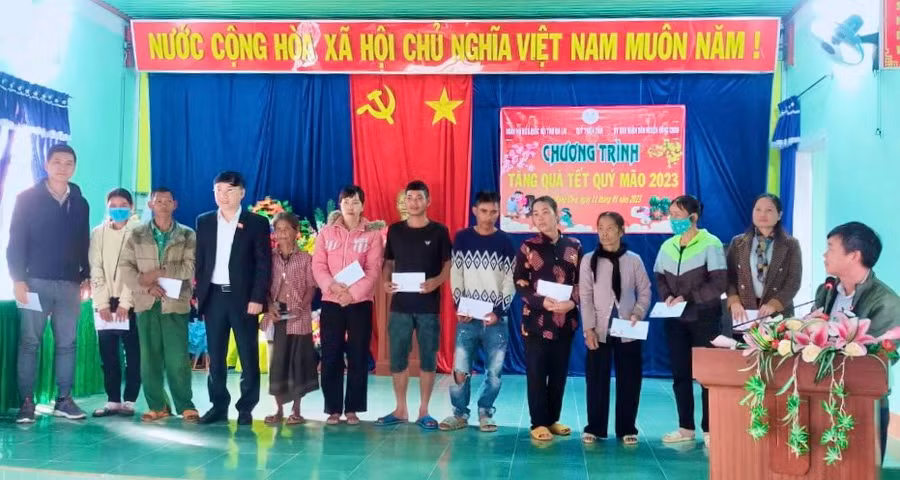 (GLO)- Ngày 11-1, Đoàn đại biểu Quốc hội tỉnh Gia Lai do bà Siu Hương-Tỉnh uỷ viên, Phó Trưởng Đoàn đại biểu Quốc hội tỉnh Gia Lai làm trưởng đoàn đã phối hợp với Quỹ Thiện Tâm của Tập đoàn VinGroup tổ chức tặng quà cho các hộ nghèo, hộ có hoàn cảnh đặc biệt khó khăn trên địa bàn huyện Kông Chro nhân dịp Tết Nguyên đán Quý Mão 2023. Ảnh: Nguyên Ngọ
