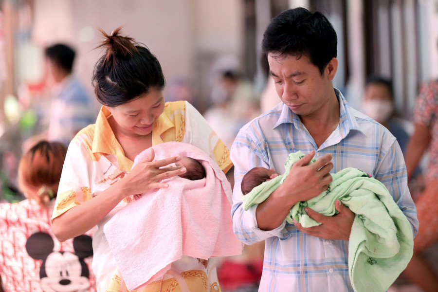 Vợ chồng anh Phạm Nhân Trung chăm con. Ảnh: Ngọc Dương