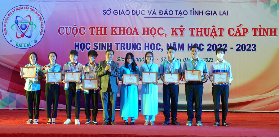 Phó Giám đốc Sở GD-ĐT Nguyễn Văn Long trao giải nhất cho 5 dự án xuất sắc. Ảnh: Mộc Trà