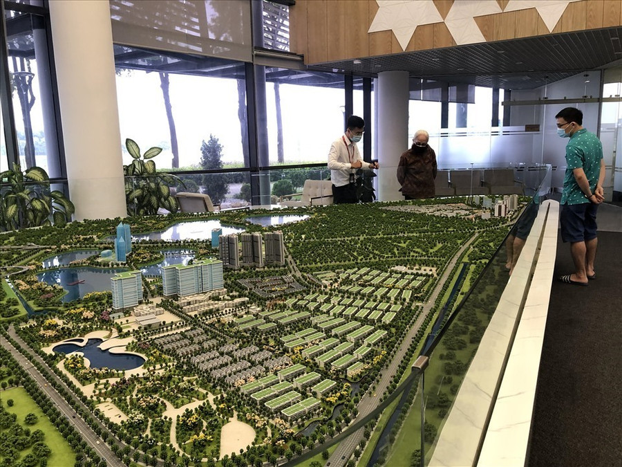 Nhiều môi giới chật vật tìm kiếm việc làm những ngày giáp Tết. Ảnh: Cao Nguyên