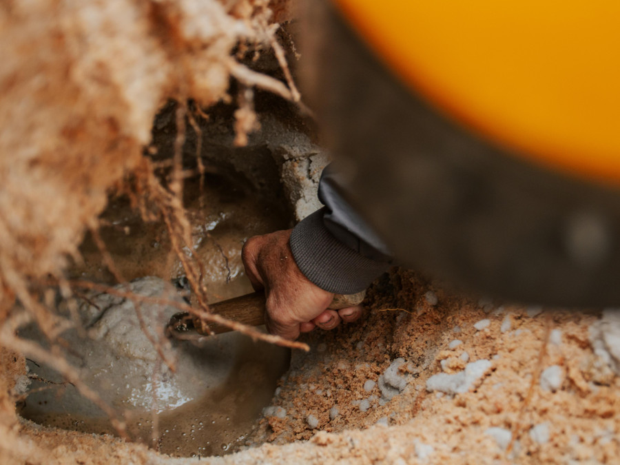 Để lấy được cát trắng phải khéo léo, tỉ mỉ trong từng động tác