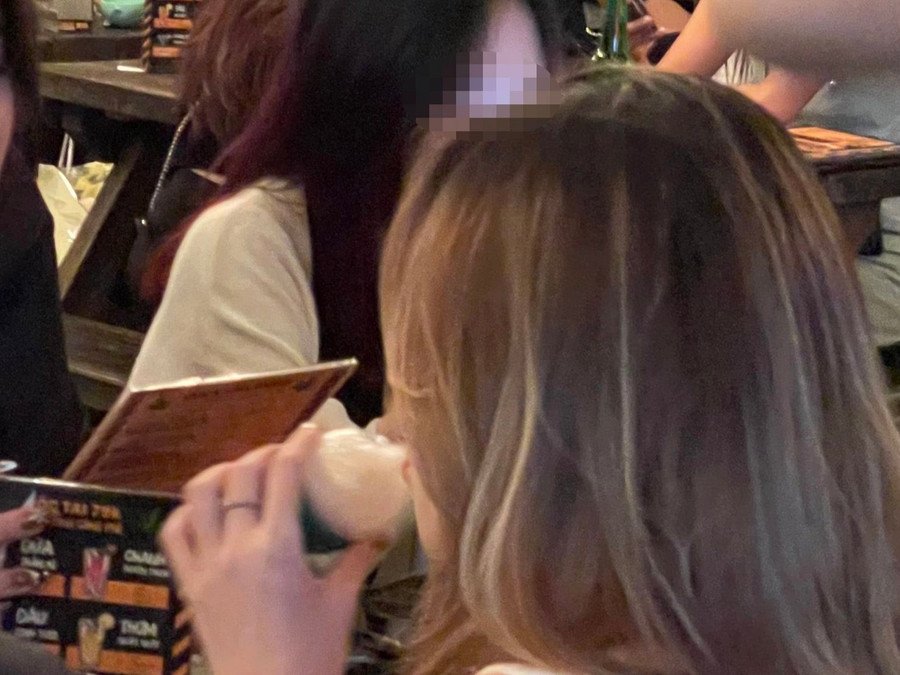 Cô gái hút TLĐT trong quán ăn. Ảnh: Duy Tính Cô gái hút TLĐT trong quán ăn. Ảnh: Duy Tính