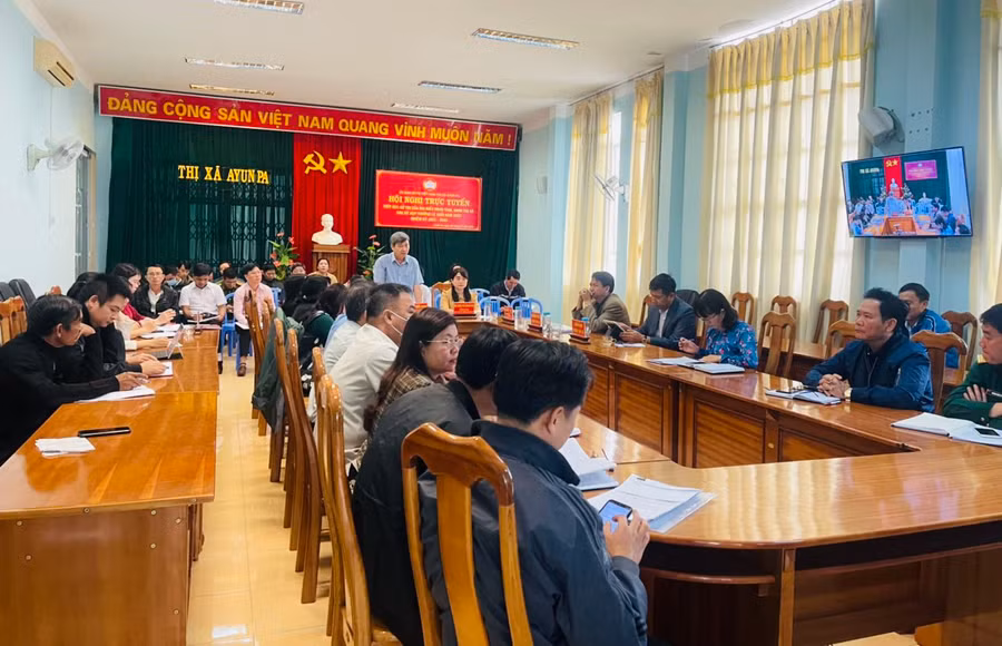 Đại biểu HĐND 2 cấp tiếp xúc cử tri thị xã Ayun Pa theo hình thức trực tuyến. Ảnh: Vũ Chi