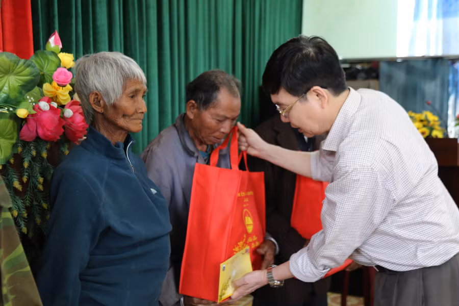 Trưởng ban Tổ chức Tỉnh ủy Huỳnh Quang Thái trao quà cho các gia đình người có công tiêu biểu huyện Kông Chro. Ảnh: Phương Linh