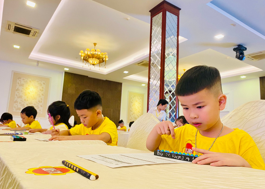 Thí sinh làm bài thi Toán bàn tính. Ảnh Mộc Trà Thí sinh làm bài thi Toán bàn tính. Ảnh Mộc Trà