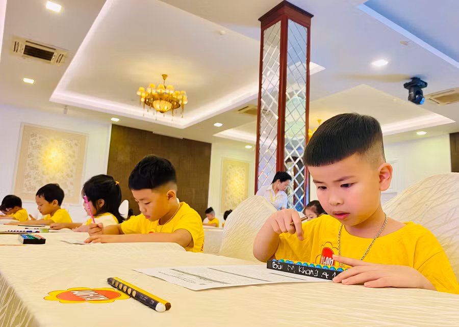 Thí sinh làm bài thi Toán bàn tính. Ảnh Mộc Trà