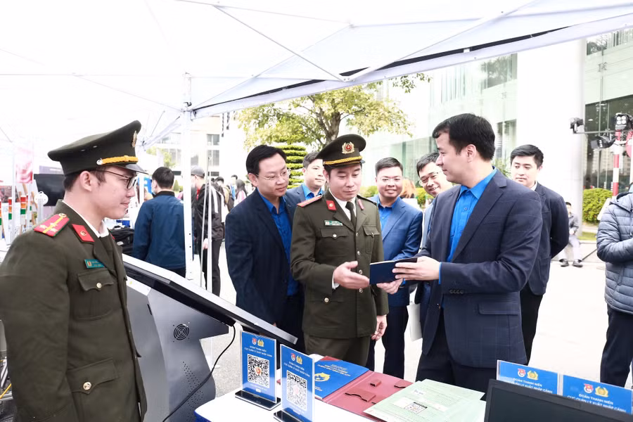 Công trình Ứng dụng “Xuất nhập cảnh Việt Nam” được công nhận là Công trình thanh niên tiêu biểu năm 2022. Ảnh: Bảo Anh