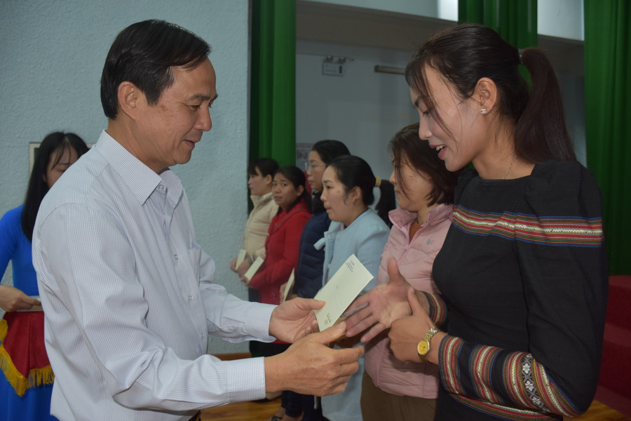 Đồng chí Võ Thanh HÙng-Ủy viên Ban Thường vụ Tỉnh ủy, Trưởng Ban Dân vận Tỉnh ủy trao quà cho công nhân, lao động nghèo. Ảnh: Đinh Yến