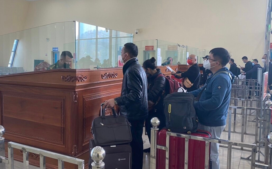 Bộ đội biên phòng tỉnh Lạng Sơn kiểm tra thủ tục người nhập cảnh về từ Trung Quốc. Ảnh: Lý Nhất