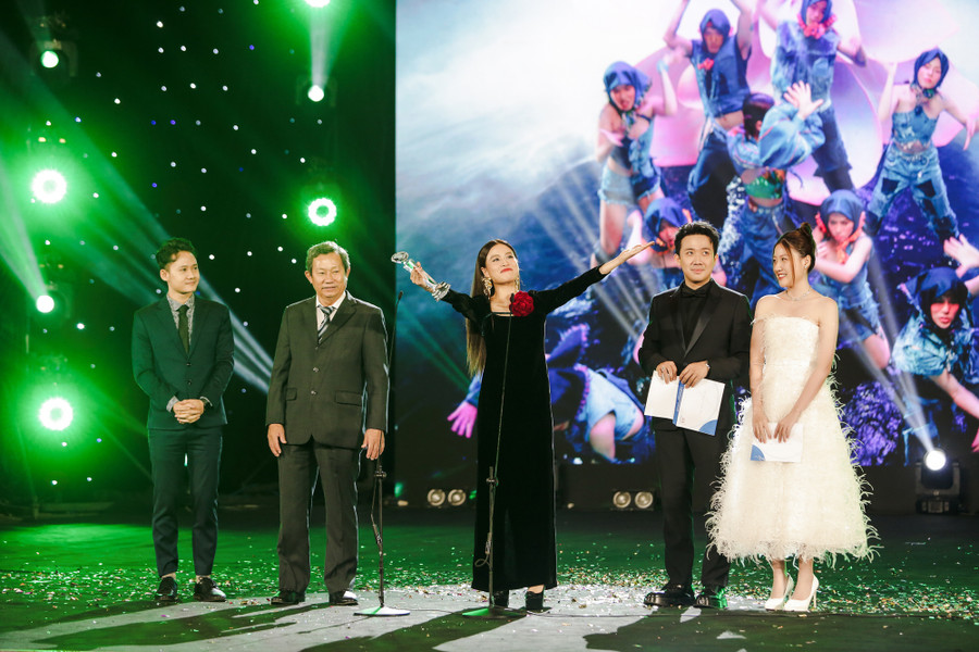 Hoàng Thùy Linh nhận giải Ca sĩ của năm