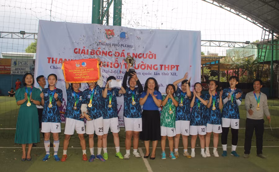 Ban tổ chức trao giải nhất cho đội bóng đá nữ Trường THPT Phan Bội Châu. Ảnh: Minh Nhật
