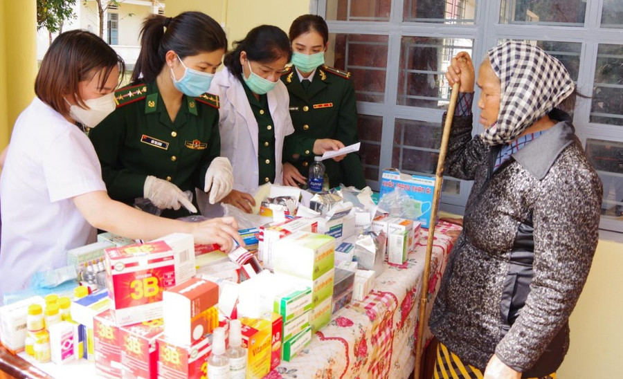 Các y-bác sĩ Bộ đội Biên phòng tỉnh cấp thuốc cho người dân xã Ia Dom, huyện Đức Cơ. Ảnh: Anh Huy