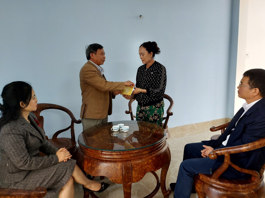 Trưởng ban Tuyên giáo Tỉnh ủy Huỳnh Thế Mạnh chúc Tết gia đình nguyên Trưởng ban Tuyên giáo Tỉnh ủy Trần Ngọc Sơn. Ảnh: T.D Trưởng ban Tuyên giáo Tỉnh ủy Huỳnh Thế Mạnh chúc Tết gia đình nguyên Trưởng ban Tuyên giáo Tỉnh ủy Trần Ngọc Sơn. Ảnh: T.D