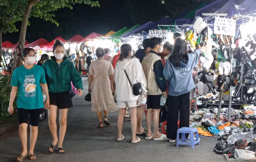 Người trẻ tất bật mua sắm quần áo, giày dép mới. Ảnh: Thảo Phương 