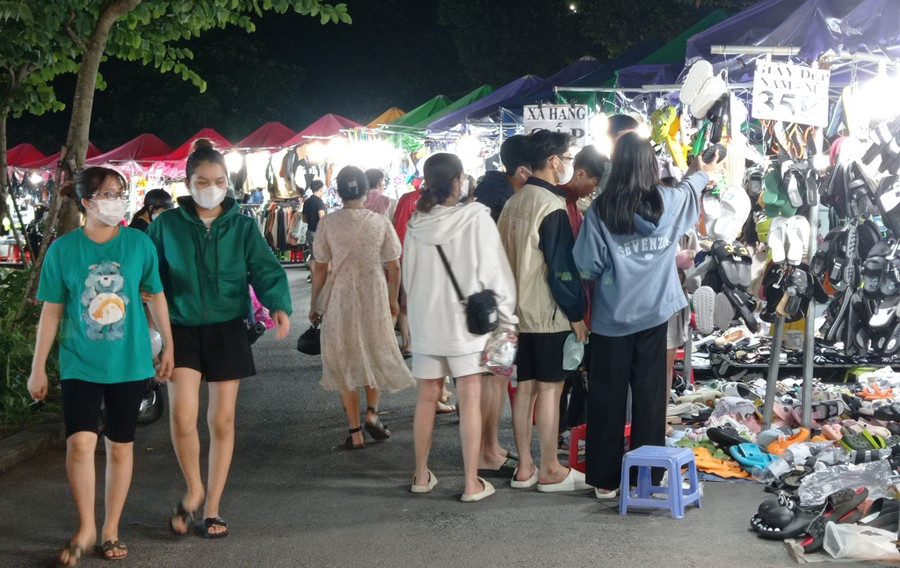 Người trẻ tất bật mua sắm quần áo, giày dép mới. Ảnh: Thảo Phương Người trẻ tất bật mua sắm quần áo, giày dép mới. Ảnh: Thảo Phương