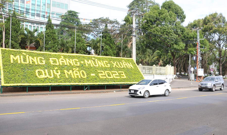Giàn hoa trang trí khung chữ “Mừng Đảng-mừng Xuân Quý Mão-2023” trên đường Trần Hưng Đạo, TP. Pleiku. Ảnh: Q.T