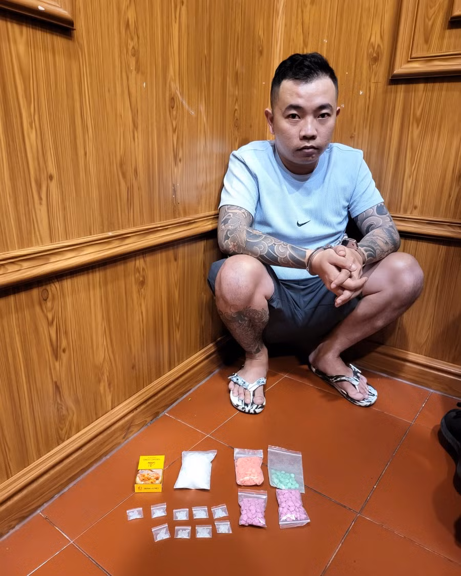 đối tượng Đỗ Tuấn Hoàng Thịnh cùng tang vật vụ án. Ảnh: Công an TP.Pleiku