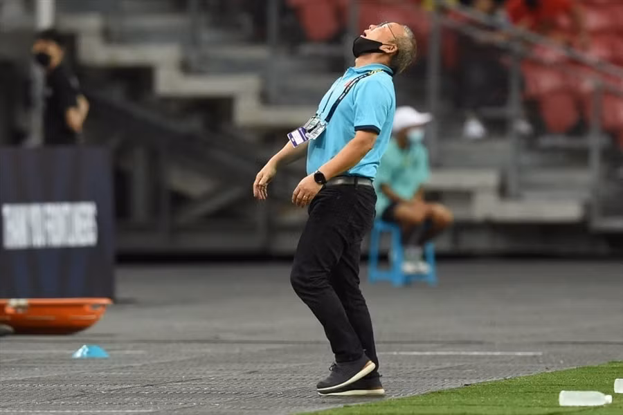 Huấn luyện viên Park Hang-seo của tuyển Việt Nam từng đổ gục khi thua Thái Lan tại bán kết AFF Cup 2020. Ảnh: AFP