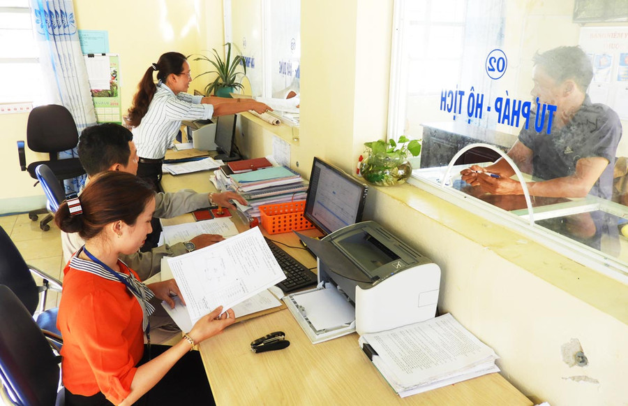  Cán bộ, công chức huyện Ia Grai nâng cao tinh thần phục vụ người dân trong giải quyết thủ tục hành chính. Ảnh: Thanh Nhật