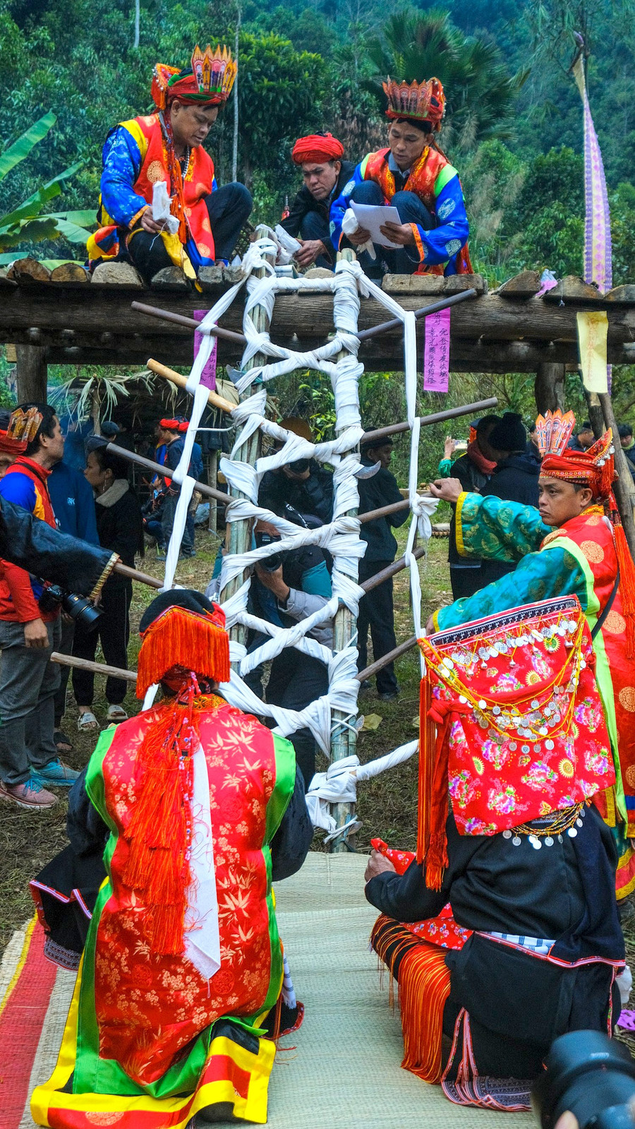 Thầy cúng làm nghi thức trao đạo sắc (ấn) cho các cặp vợ chồng Thầy cúng làm nghi thức trao đạo sắc (ấn) cho các cặp vợ chồng
