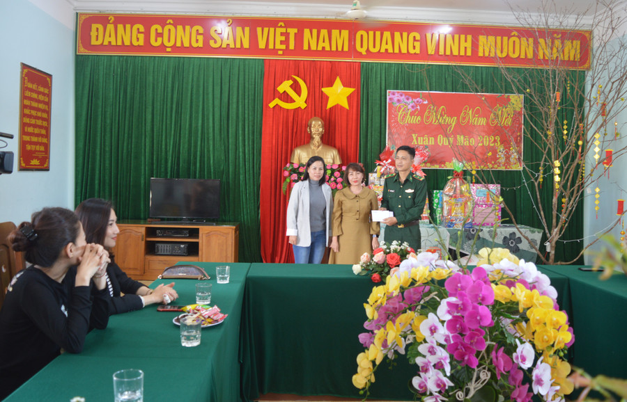 Đại diện 2 đơn vị tặng quà cho cán bộ, chiến sĩ của Đồn Biên phòng Ia Pnôn. Ảnh: Anh Huy