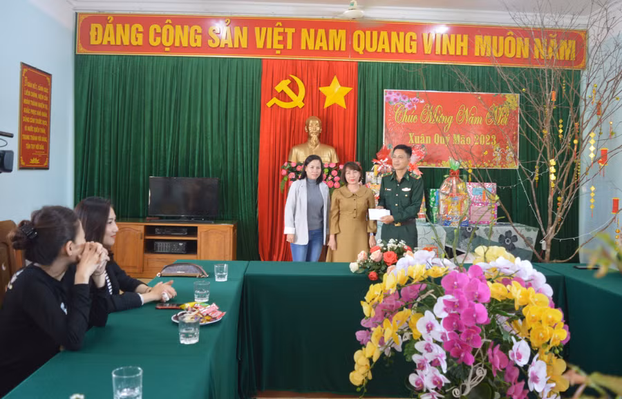 Đại diện 2 đơn vị tặng quà cho cán bộ, chiến sĩ của Đồn Biên phòng Ia Pnôn. Ảnh: Anh Huy