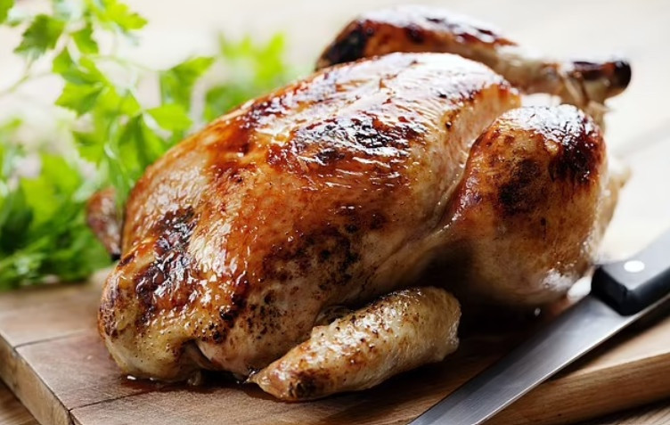 Đạm từ thịt gà được gọi là đạm hoàn chỉnh vì chứa tất cả các axit amin thiết yếu. Ảnh: Shutterstock