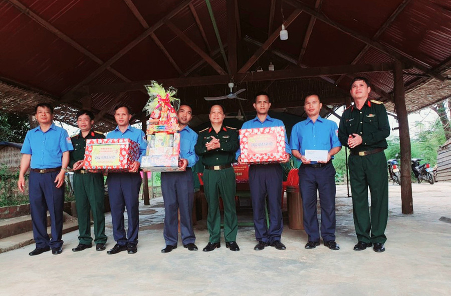  Đại tá Lê Kim Giàu, Ủy viên Ban Thường vụ Tỉnh ủy, Chỉ huy trưởng Bộ CHQS tỉnh tặng quà động viên cán bộ, chiến sĩ Đội K52 nhân dịp tết Nguyên đán Quý Mão năm 2023. Ảnh: Thanh Tuyền 