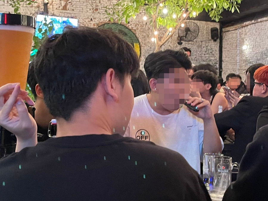 Nhiều bạn trẻ sử dụng TLĐT ở nơi công cộng. Ảnh: Duy Tính Nhiều bạn trẻ sử dụng TLĐT ở nơi công cộng. Ảnh: Duy Tính