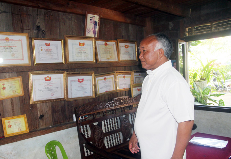 Già làng Đa Cát Hà Dương, người có nhiều đóng góp cho sự phát triển của đồng bào Mnông ở huyện Đam Rông. Già làng Đa Cát Hà Dương, người có nhiều đóng góp cho sự phát triển của đồng bào Mnông ở huyện Đam Rông.