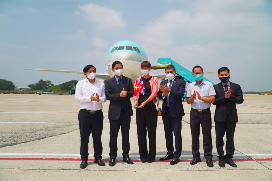 VNVC là đơn vị đầu tiên đưa vắc xin Covid-19 của AstraZeneca về Việt Nam, sẵn sàng chuyển giao phi lợi nhuận cho Bộ Y tế, đóng góp toàn bộ chi phí trong quá trình đàm phán, mua bán, vận chuyển vắc xin.