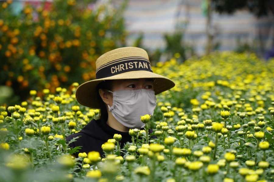 Ánh mắt lo lắng của một người buôn hoa tết Ánh mắt lo lắng của một người buôn hoa tết