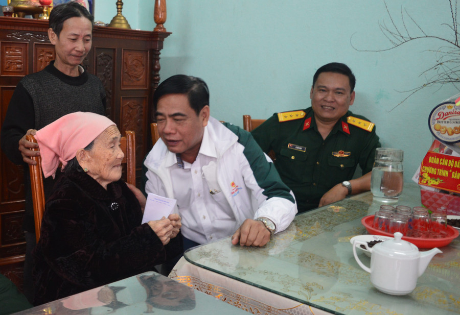 Phó Trưởng ban Dân vận Thành ủy Thành phố Hồ Chí Minh thăm hỏi, tặng quà Mẹ VNAH Lê Thị Diện. Ảnh: Anh Huy