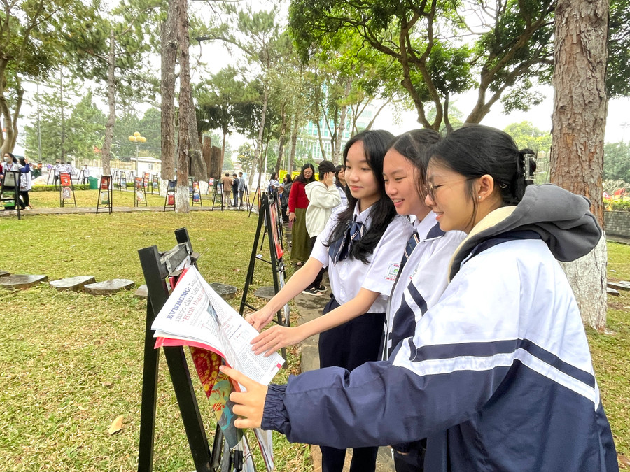 Các ấn phẩm xuân được trưng bày đẹp mắt tại khuôn viên Quảng trường Đại Đoàn Kết (TP. Peiku), tạo thuận lợi cho độc giả khi tiếp cận. Ảnh: Lam Nguyên