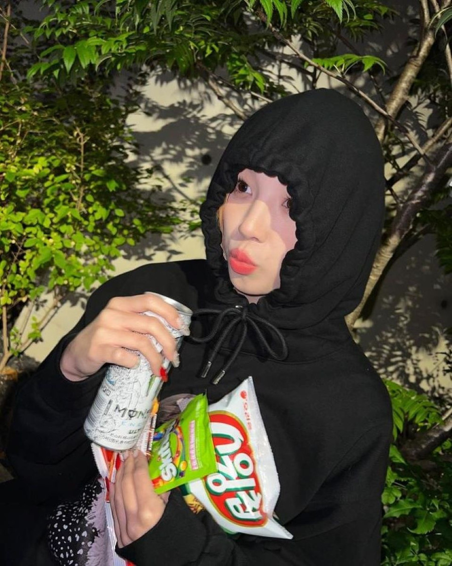 Có một cách để bạn trở nên đáng yêu hơn khi mặc hoodie đó là hãy đội mũ lên và buộc dây mũ hình nơ.