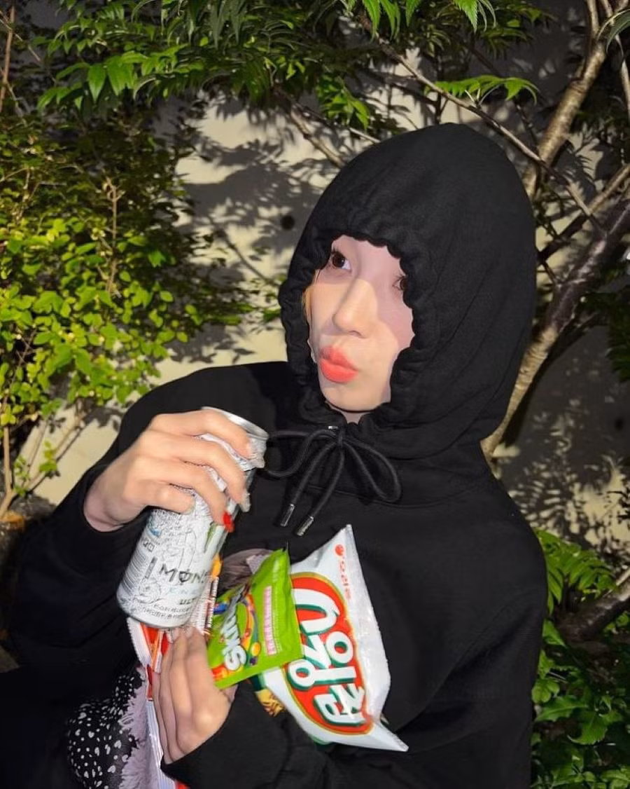 Có một cách để bạn trở nên đáng yêu hơn khi mặc hoodie đó là hãy đội mũ lên và buộc dây mũ hình nơ.