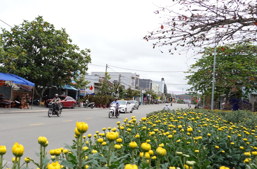 Đường phố An Khê ngập tràn sắc xuân trong những ngày giáp Tết. Ảnh: Mộc Trà