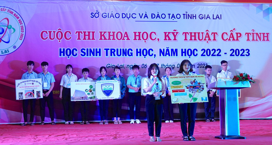 Các đơn vị chào hỏi, giới thiệu về dự án tham gia cuộc thi. Ảnh: Mộc Trà