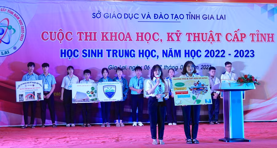 Các đơn vị chào hỏi, giới thiệu về dự án tham gia cuộc thi. Ảnh: Mộc Trà