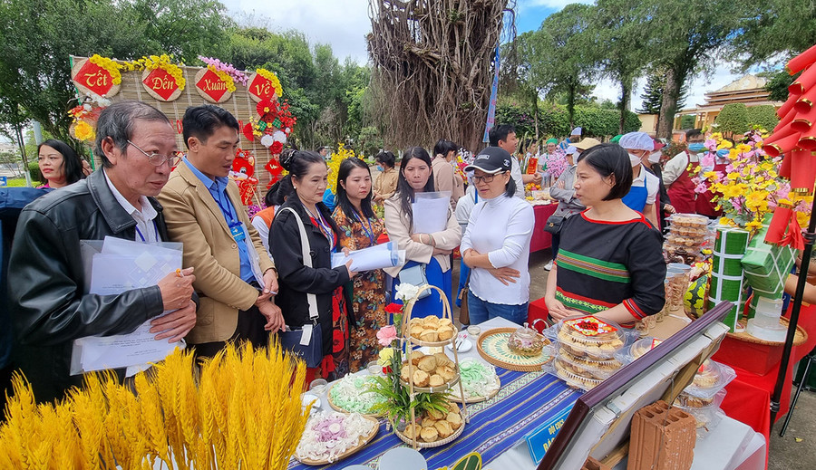 Đội thi Công đoàn cơ sở Báo Gia Lai thuyết trình với Ban giám khảo về sản phẩm bánh, mứt của mình. Ảnh: Hà Phương Đội thi Công đoàn cơ sở Báo Gia Lai thuyết trình với Ban Giám khảo về sản phẩm bánh, mứt của mình. Ảnh: Hà Phương