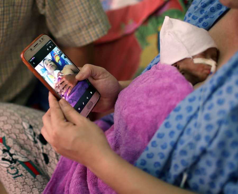 Anh Hải ấp con khi con được rời lồng ấp, Khoa Sơ sinh, BV Từ Dũ. Anh Hải ấp con khi con được rời lồng ấp, Khoa Sơ sinh, BV Từ Dũ