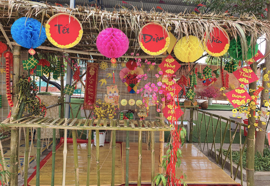 Quang cảnh 1 gian hàng xuân của Trường Mầm non Hoa Phượng (phường Ia Kring). Ảnh: Mộc Trà