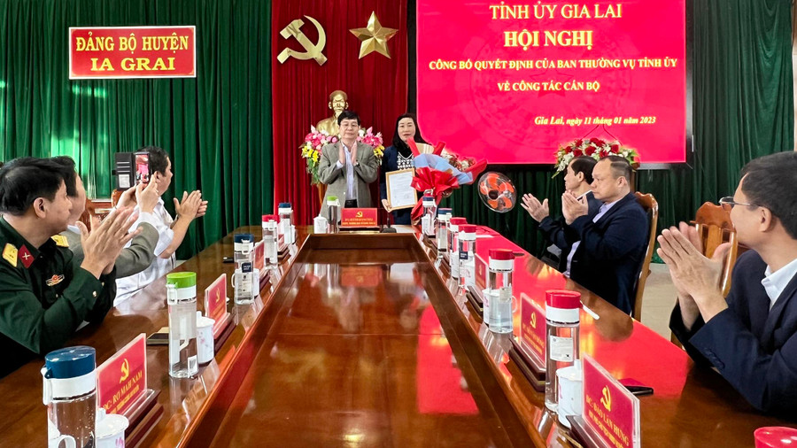 Đồng chí Huỳnh Quang Thái, Trưởng BTC Tỉnh uỷ trao Quyết định cho cho đồng chí Nguyễn Thị Lành. Ảnh: Minh Thoan