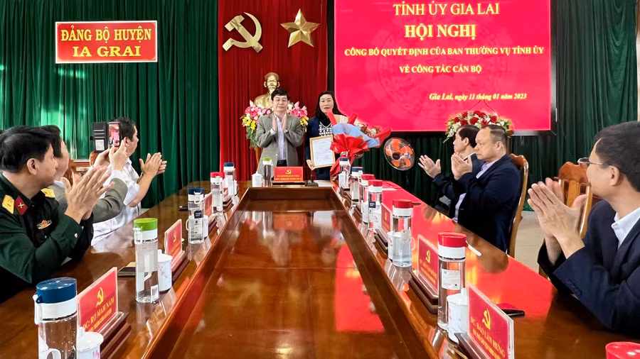 Đồng chí Huỳnh Quang Thái, Trưởng BTC Tỉnh uỷ trao Quyết định cho cho đồng chí Nguyễn Thị Lành. Ảnh: Minh Thoan