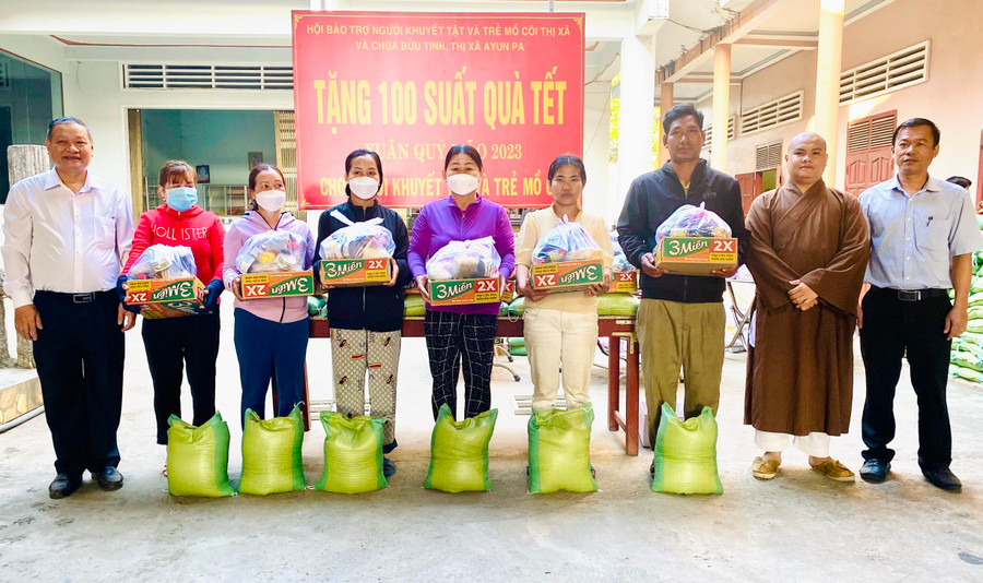 Hội Bảo trợ người khuyết tật và trẻ mồ côi thị xã Ayun Pa tặng quà cho các gia đình người khuyết tật nhân dịp Tết đến xuân về. Ảnh: Văn Thưởng